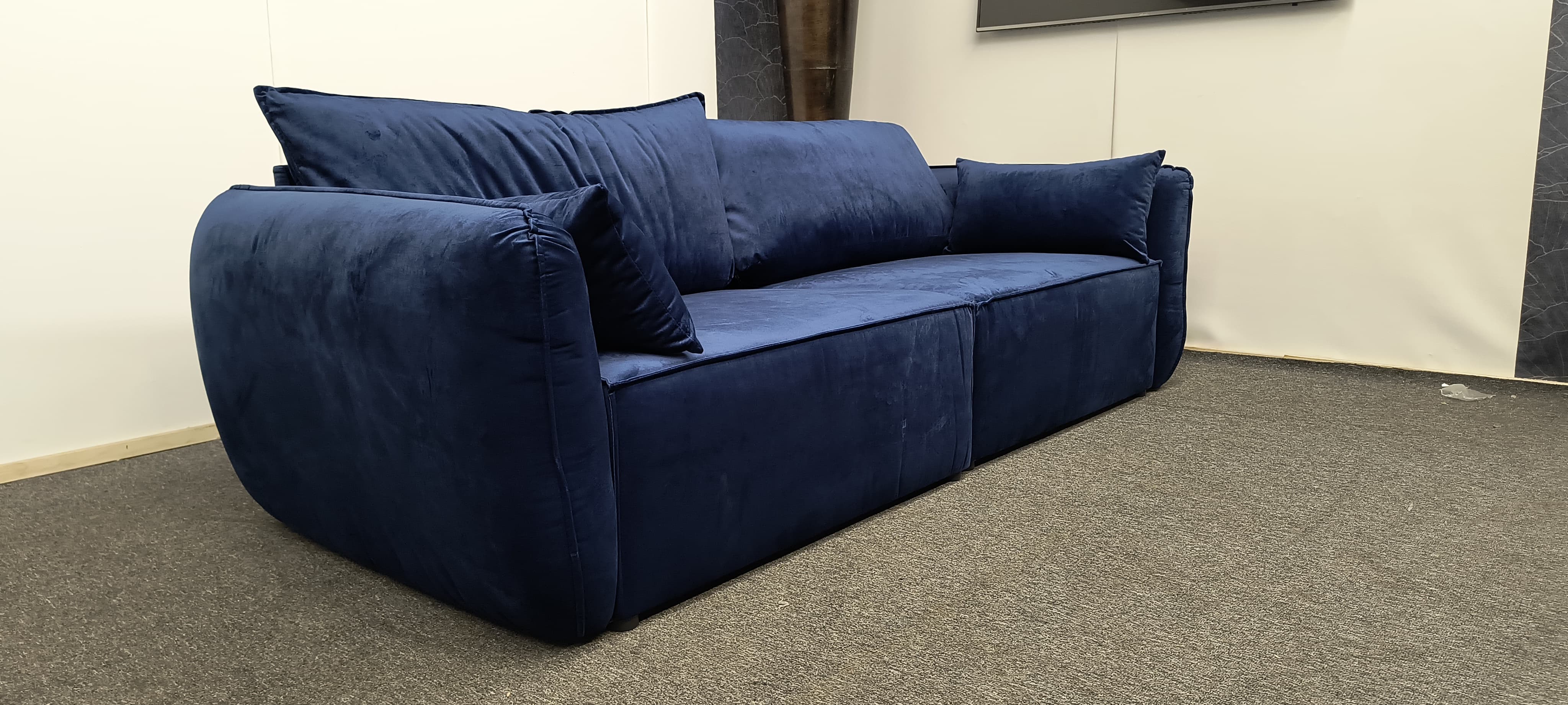 Bigsofa Venice - Image 1